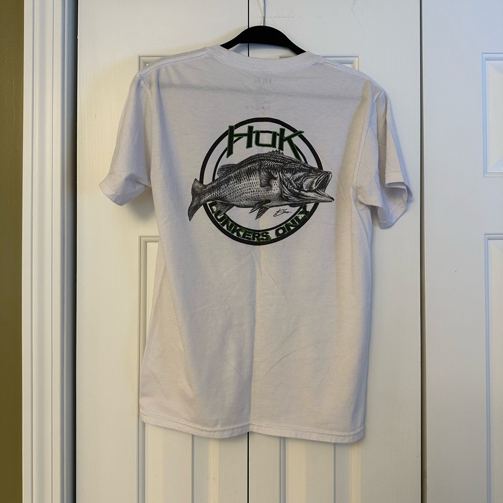 Mens (S) HUK Fishing T-Shirt Largemouth Bass